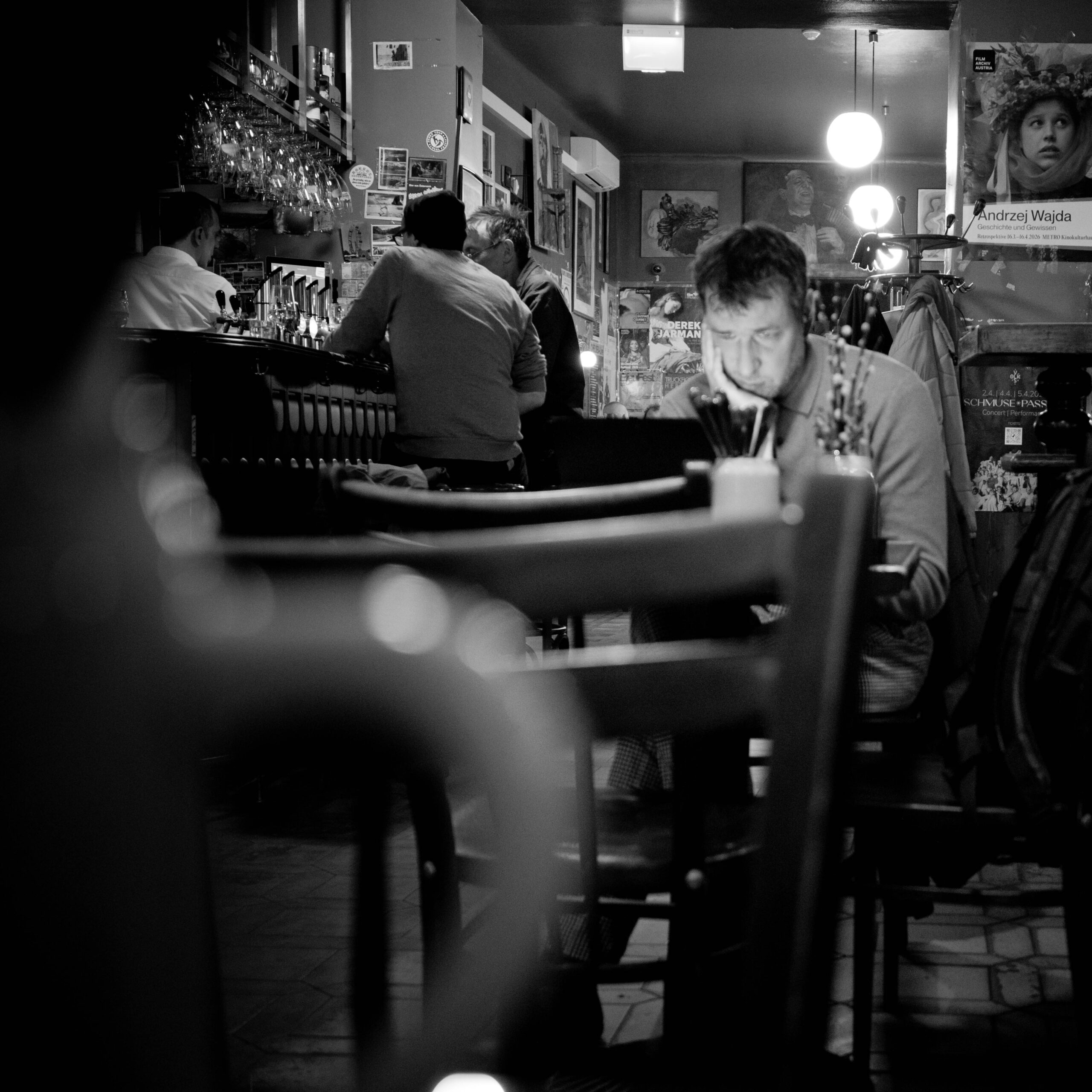 peopleshot in viennese coffeehouse